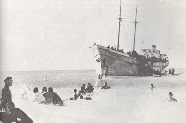 הורדת מעפילי "שבתאי לוזינסקי" בחוף ניצנים