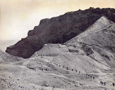 פלוגה יורדת ממרומי מצדה (1944)
