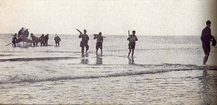 הימאים מחישים עזרה בדרך הים - הורדת נשק ליד חוף נהריה, אפריל 1948