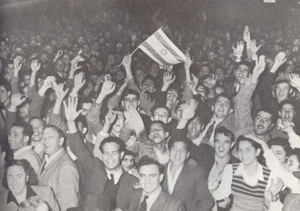 תושבי תל-אביב חוגגים בהיוודע תוצאות ההצבעה באו"ם, כ"ט בנובמבר 1947