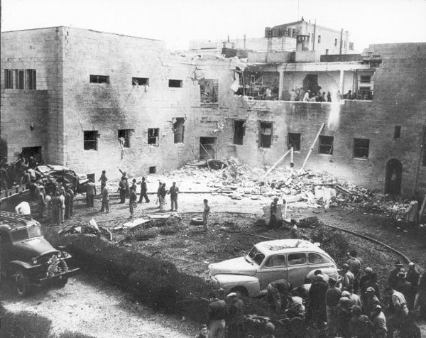 חצר בית הסוכנות היהודית בירושלים, לאחר התפוצצות מכונית נפץ ערבית