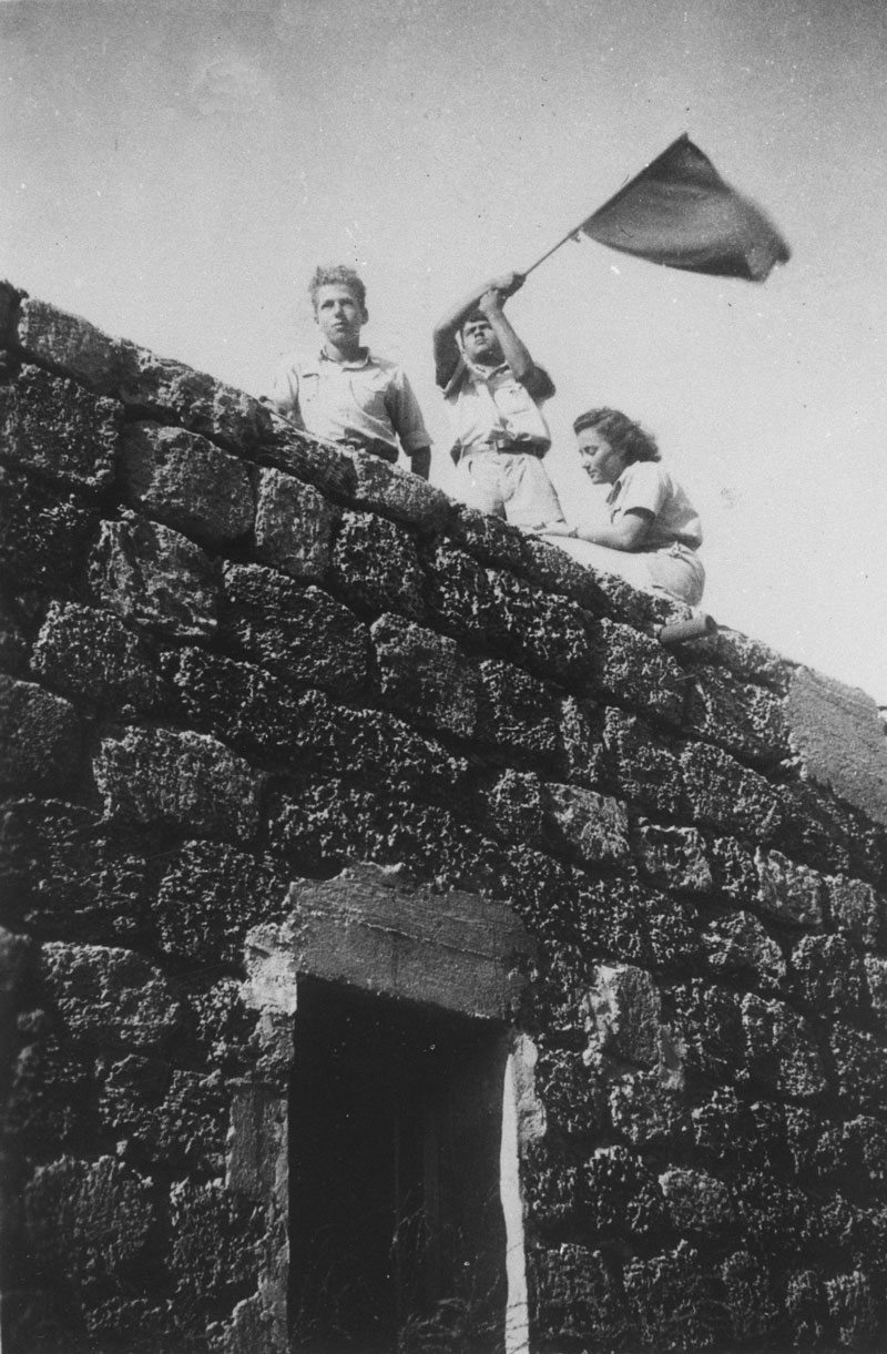 תמונה איתות דגלים, 1942. מימין לשמאל: רשמת, אתת וצופה באדיבות את"ה, 3001